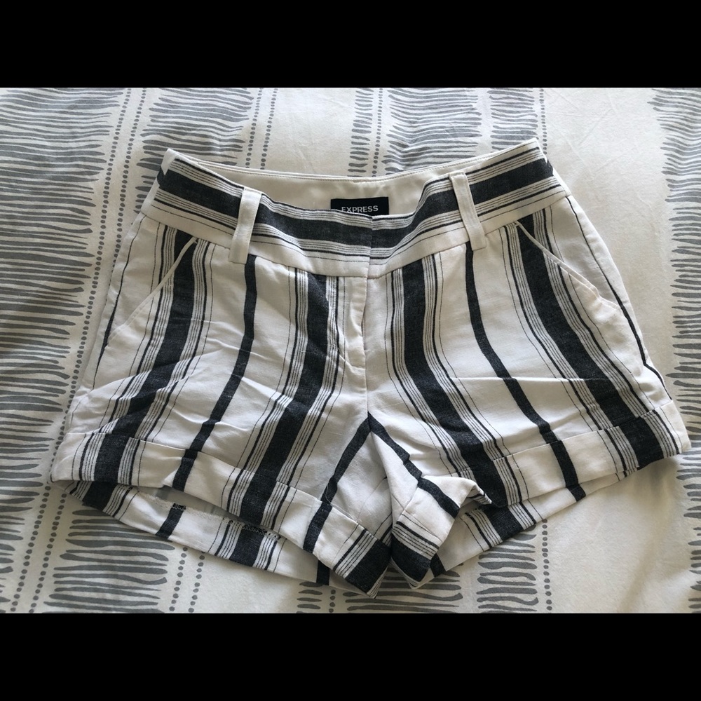 Express high-rise black and white shorts size 4